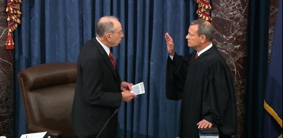 El senador Chuck Grassley presenta juramento ante el magistrado presidente de la Corte Suprema John Roberts para el juicio político contra Donald Trump. Foto: AP.