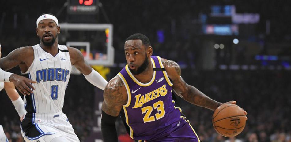 Lebron James, de los Lakers de los Ángele, va al ataque ante la defensa de Terrence Ross, de Orlando. /AP