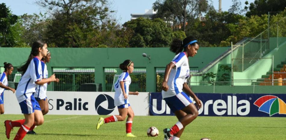 La selección nacional femenina de fútbol entrena intensamente de cara al Preolímpico.