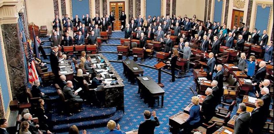 En esta imagen del video, el presidente del Tribunal Supremo de la Corte Suprema, John Roberts, jura ante los miembros del Senado por el juicio político en el Capitolio de los Estados Unidos en Washington. AP