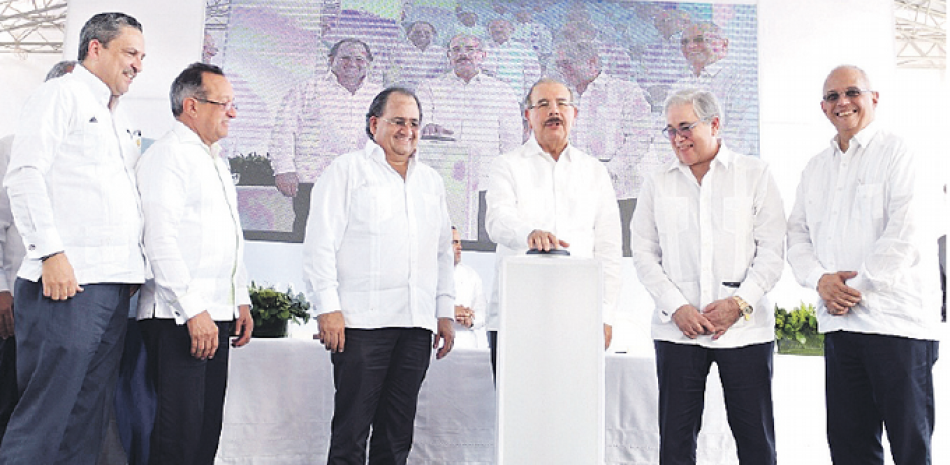 El presidente Danilo Medina durante el formal inicio de las operaciones del Parque Eólico Los Guzmancito, junto a parte de los ejecutivos de las empresas que conforman el Grupo Energético 23. CORTESÍA DE LOS ORGANIZADORES