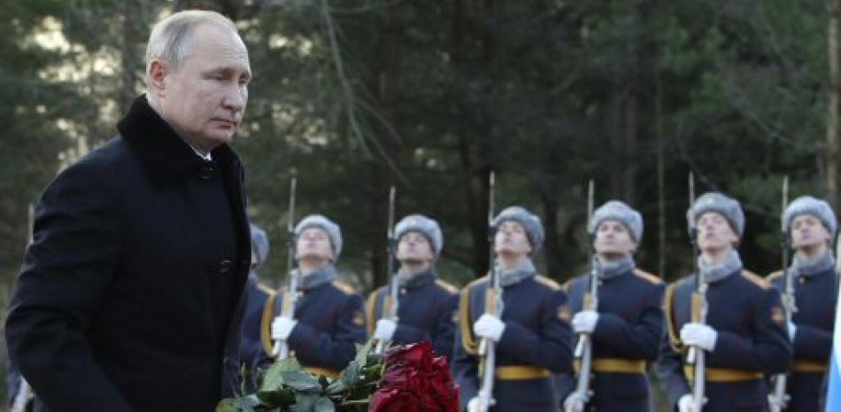 Vladimir Putin durante la ceremonia de conmemoración de las vidas perdidas durante la Segunda Guerra Mundial. / AP