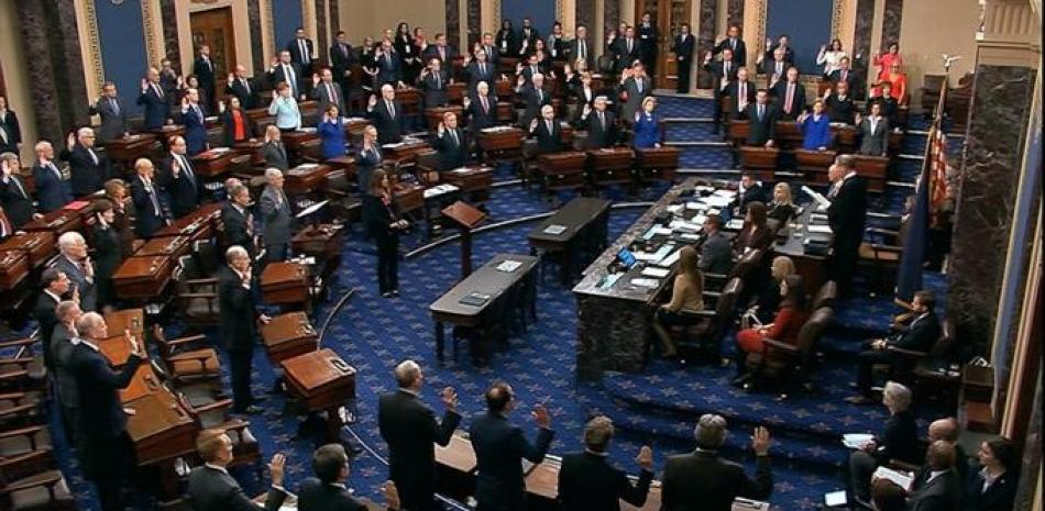 Foto del 16 de enero del 2020 de los senadores estadounidenses tomando juramento antes del "impeachment" al presidente Donald Trump, en el Congreso en Washington. Foto/AP.