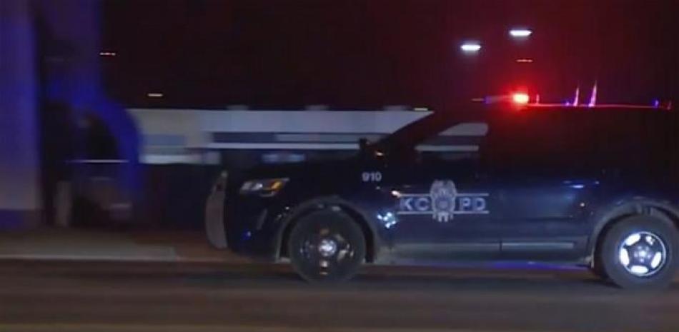 En esta imagen tomada del video, un vehículo policial pasa con sirenas cerca de la escena de un tiroteo, el 20 de enero de 2020, en Kansas City, Missouri. La policía dice que al menos dos personas están muertas y más de una docena de personas pueden haber resultado heridas en un tiroteo afuera de un bar. (KMBC a través de AP)