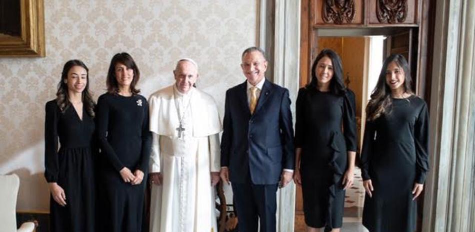 El Papa Francisco en audiencia privada con el embajador Víctor, su esposa Rita De Moya de Grimaldi y de sus hijas Estefanía, Rita Victoria y Teresina.