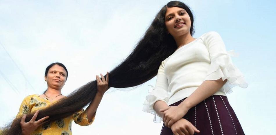 Nilanshi Patel, de 17 años, galardonada con el récord mundial Guinness 2019 por el cabello más largo en la categoría de adolescentes. Fotos: AFP.