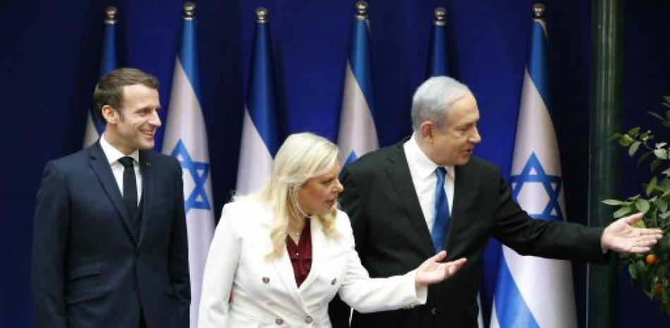 Benjamin Netanyahu, primer ministro israelí, su esposa y el presidente de Francia Emmanuel Macron. / EFE