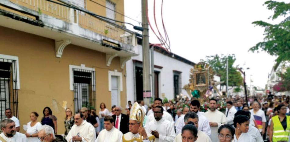 Monseñor Francisco Ozoria, arzobispo de Santo Domingo, junto a sacerdotes y feligreses durante la procesión por el Día de la Altagracia. DALTON HERRERA