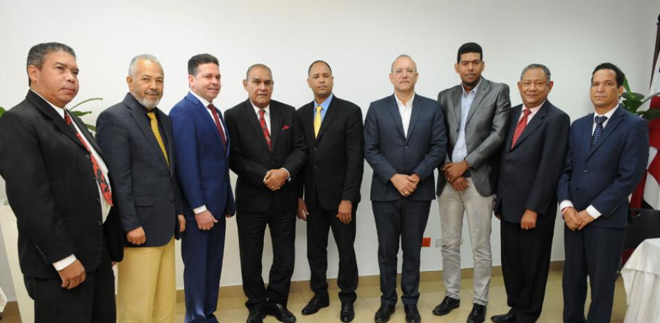 Candidatos a alcalde de Santiago posan para el recuerdo junto al equipo periodístico de Listín Diario encabezado por Miguel Franjul, director.