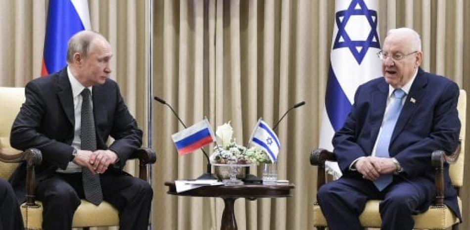 Presidente ruso, Vladimir Putin y de Israel, Reuven Rivlin, hablan durante un encuentro en Tel-Aviv, Israel. (Aleksey Nikolskyi, Sputnik Kremlin Pool Photo via AP)