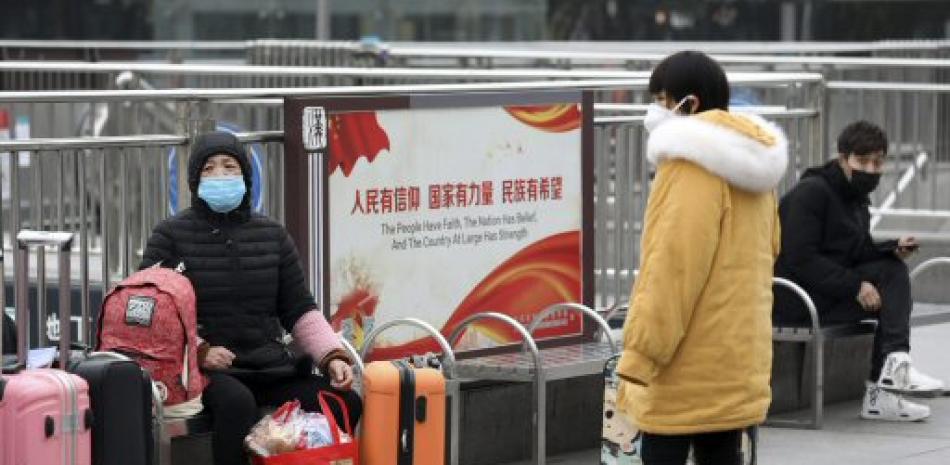 Viajeros a las afueras de la estación de Wuhan. / AP