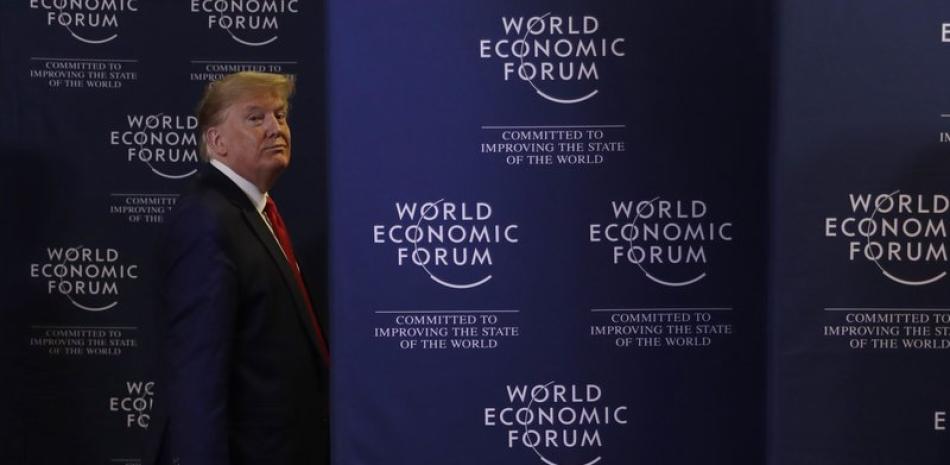 El presidente estadounidense Donald Trump abandona la habitación luego de una conferencia de prensa en el Foro Económico Mundial en Davos, Suiza, el miércoles 22 de enero de 2020. (AP Foto/Evan Vucci)