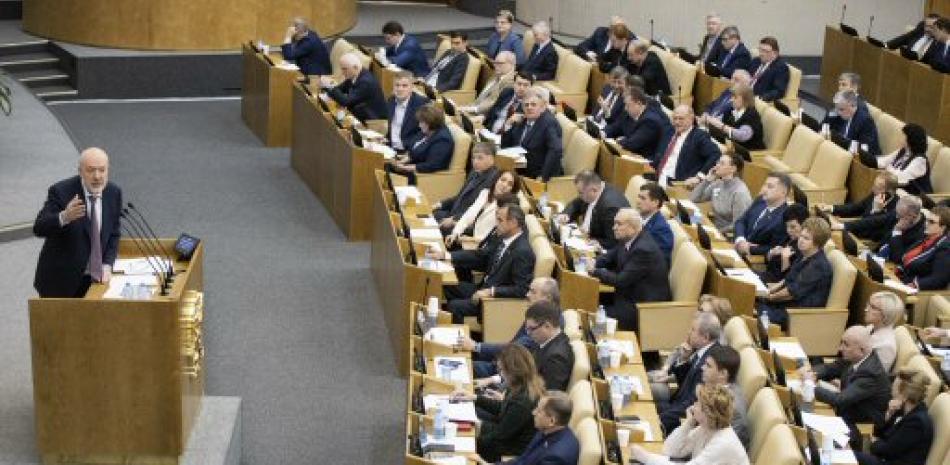 Pavel Krasheninnikov, legislador y copresidente del grupo de trabajo de reforma constitucional, habla durante una sesión en la Duma Estatal rusa, la cámara baja del parlamento, en Moscú, Rusia, el jueves 23 de enero de 2020. (AP Foto/Alexander Zemlianichenko)