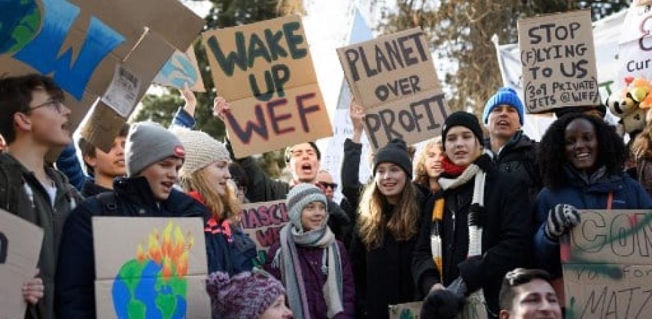 La activista climática sueca Greta Thunberg (centro) participa en la manifestación juvenil "Viernes para el futuro" en una calle de Davos, Suiza. Fabrice Coffrini/AFP.