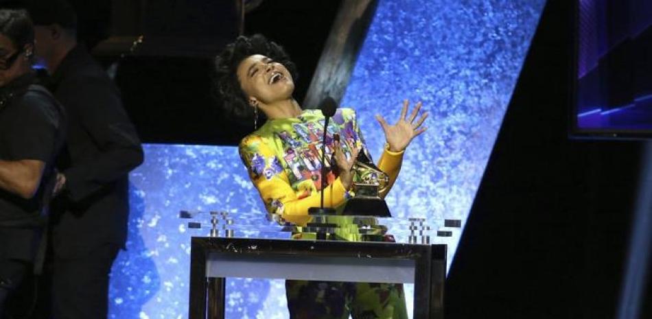 Esperanza Spalding recibe el Grammy al mejor álbum de jazz vocal por "12 Little Spells", el domingo 26 de enero del 2020 en Los Angeles. (Foto por Matt Sayles/Invision/AP)