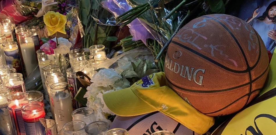 Velas colocadas hacen un memorial en frente de un mural del antiguo NBA y exjugador de los Ángeles Lakers, Kobe Bryant en el downtown de Los Ángeles. / Listín