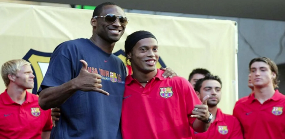 Kobe Bryant junto a Ronaldinho durante su etapa en el Barcelona. / EFE