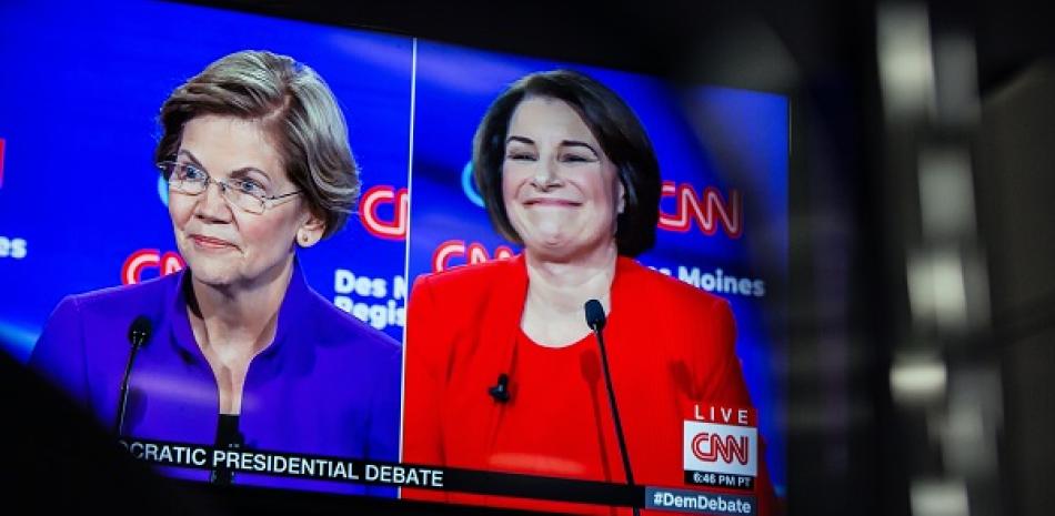 La senadora Elizabeth Warren (demócrata de Massachusets) y la senadora Amy Klobuchar (demócrata de Minnesota) aparecían en un monitor durante un debate presidencial demócrata en la Universidad de Drake en Des Moines, Iowa el 14 de enero de 2020 (Jordan Gale/The New York Times).