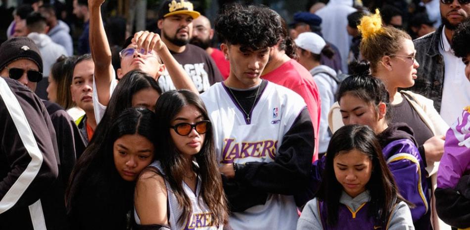 Los fanáticos se reúnen en un memorial para Kobe Bryant cerca del Staples Center de Los Ángeles. Bryant se convirtió en uno de los mejores jugadores de su generación. AP