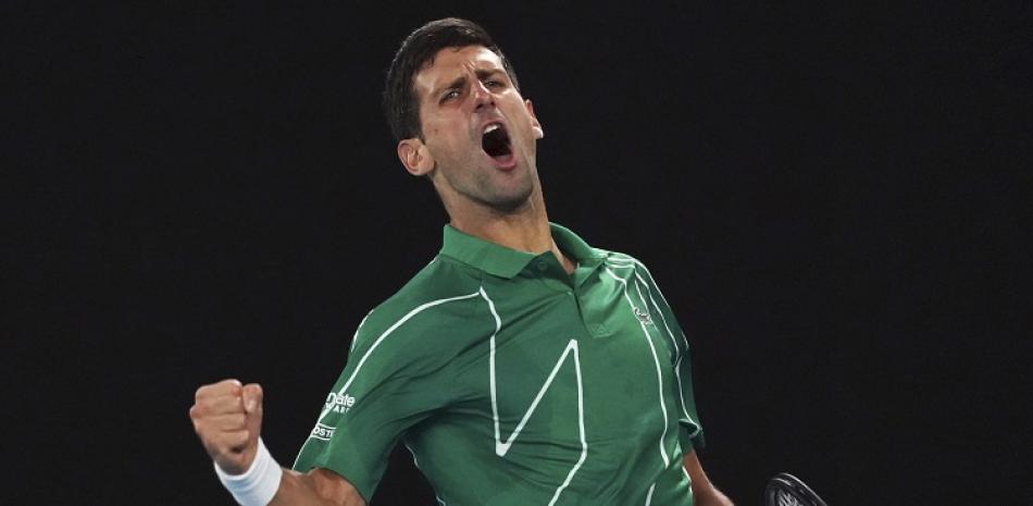 Novak Djokovic reacciona luego de ganar el primer set frente a Milos Raonic en los cuartos de final del Abierto de Australia.