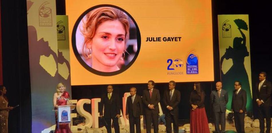 La actriz francesa Julie Gayet recibió anteanoche un reconocimiento especial durante la gala de inauguración del festival en el Teatro Nacional. RAMÓN ALMÁNZAR/LISTÍN DIARIO