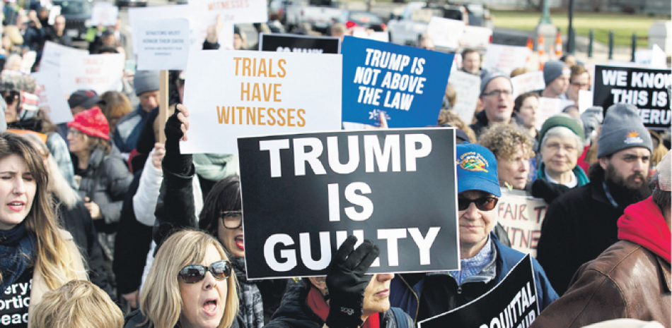 Manifestantes protestan frente al Capitolio durante el juicio político del presidente Donald Trump, ayer en Washington. AP