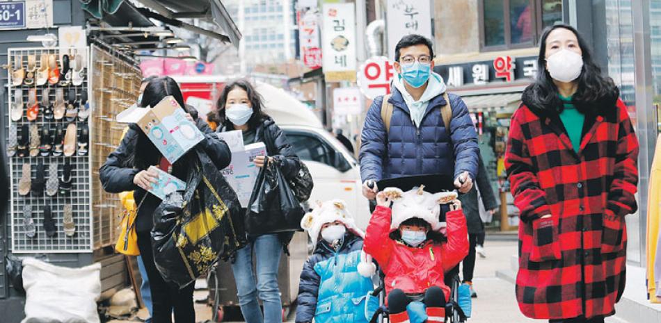 Una familia usa máscaras protectoras en Seúl. AP