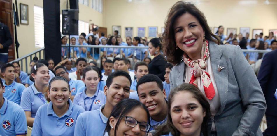 La vicepresidenta Margarita Cedeño junto a estudiantes del Colegio Don Bosco,donde dictó la conferencia Juventud y Valores, con motivo del Día Nacional de la Juventud.