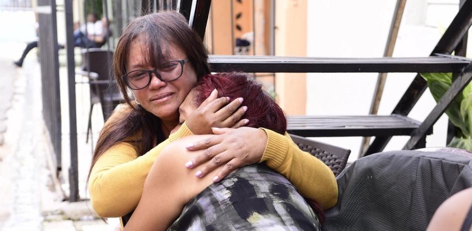 Madre de Yakaira Pérez siendo consolada 

Foto: Victor Perz
