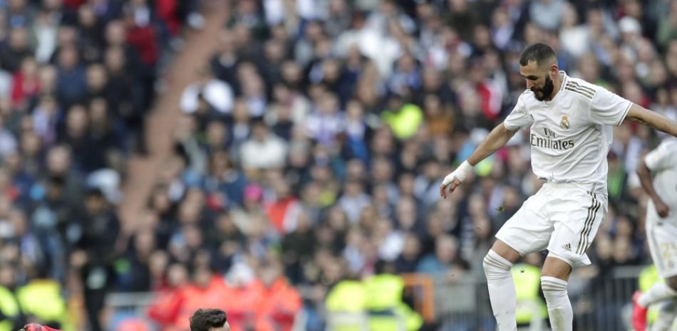Karim Benzema, del Real Madrid, burla la defensa de Saúl, del Atletico Madrid, en partido realizado en el Santiago Bernabeu.