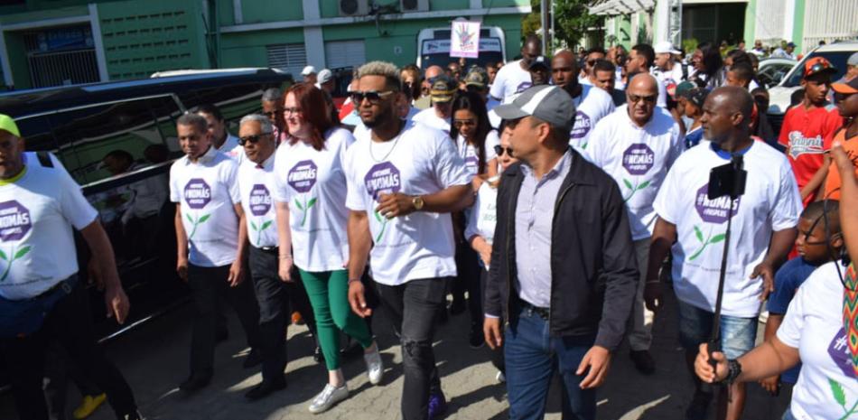 El pelotero Robinson Canó congregó a centeneras de personas a su marcha contra la violencia a la mujer, luego encabezó un acto en la Casa del Voleibol Gioriber Arias.