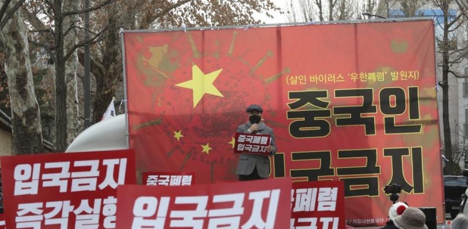 Manifestantes surcoreanos durante una marcha para pedir que se prohíba la entrada de personas chinas en el país, cerca de la sede oficial de la presidencia, la Casa Azul, en Seúl, Corea del Sur. Foto: AP.