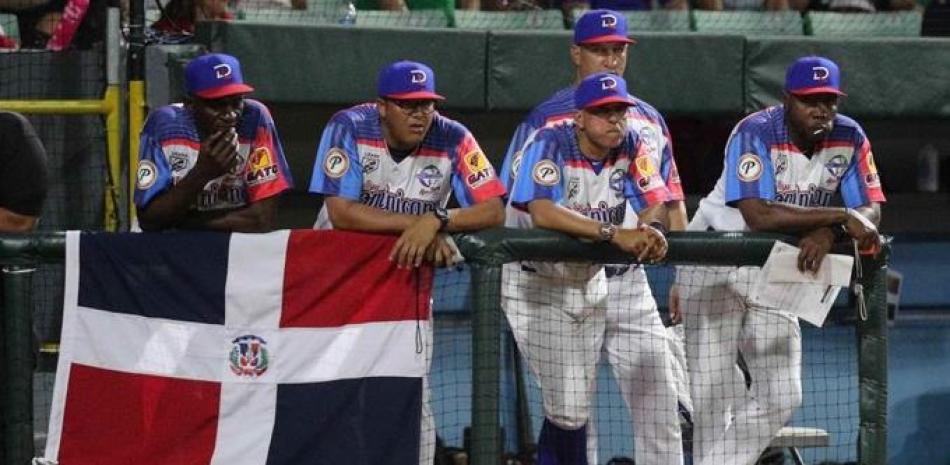El dirigente de República Dominicana, acompañado de varios integrantes del equipo, mientras contemplaban el partido contra Colombia este lunes.