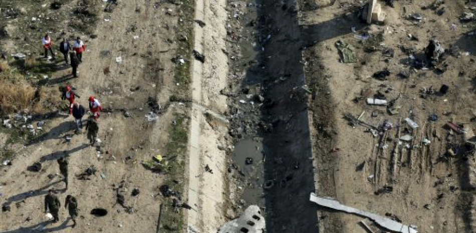 En esta imagen del 8 de enero de 2020, rescatistas buscando en la escena donde un avión ucraniano se estrelló en Shahedshahr, al suroeste de Teherán, Irán. southwest of Tehran, Iran. (AP Foto/Ebrahim Noroozi, Archivo)