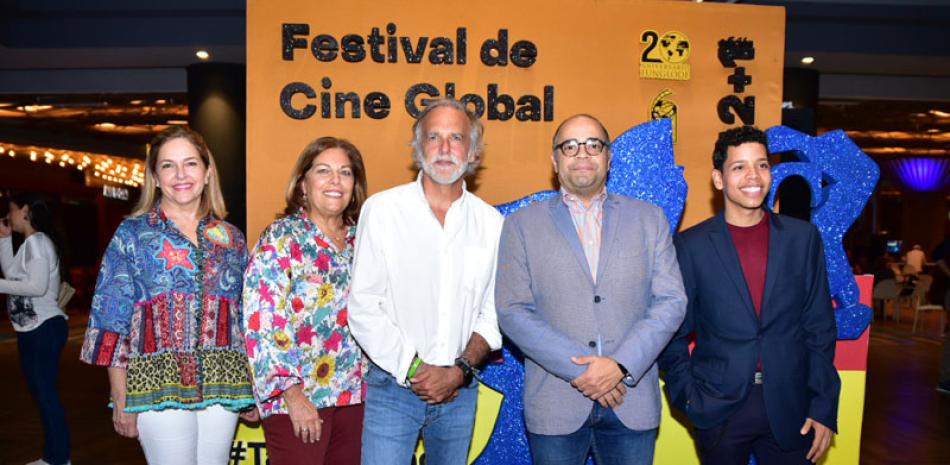 Teresa Lebrón, Elena Bebosa,Paco Arango, Omar de la Cruz y Ninton Sánchez en la proyección de la película. ARCHIVO/LISTÍN DIARIO