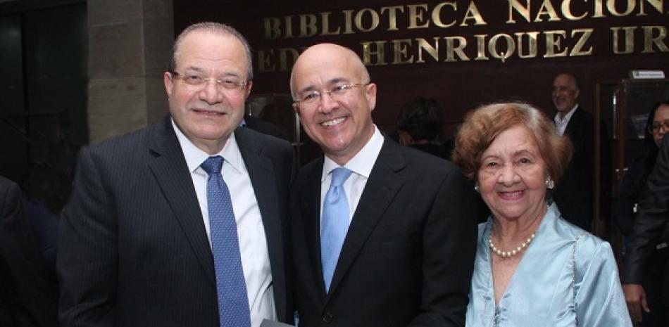 El Emabajdor José Tomás Pérez, el doctor Francisco Domçinguez Brito y su madre Elsa Brito de Domínguez.