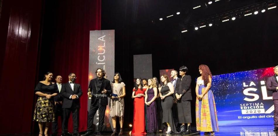 Elenco de "Miriam Miente" recibiendo uno de sus premios La Silla, en el Teatro Nacional Eduardo Brito. Foto: CineDominicano.