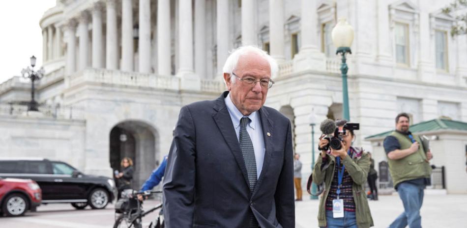 El senador independiente por Vermont y precandidato presidencial demócrata, Bernie Sanders, fue registrado este lunes a la salida del Capitolio de Estados Unidos, en Washington, DC. EFE /