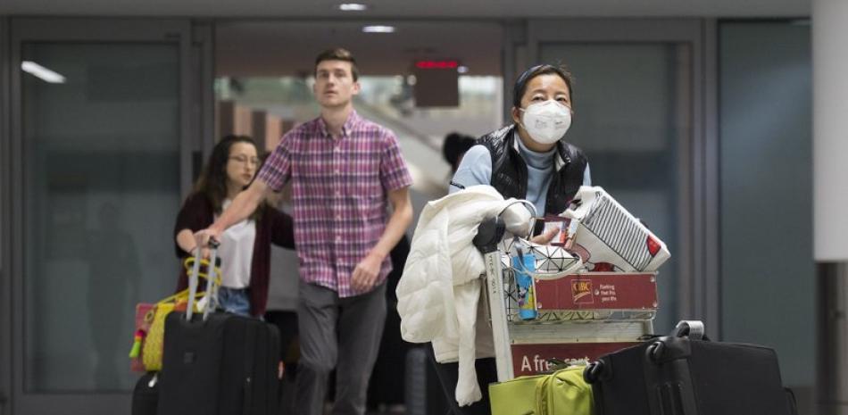 Chinos siguen usando mascarillas para evitar el coronavirus. / EFE