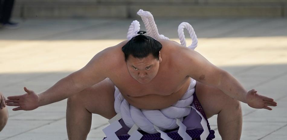 El gran campeón de sumo Hakuho, de Mongolia, realiza una actuación en su entrada al cuadrilátero en el Meiji Shrine en Tokio durante una competencia pasada.