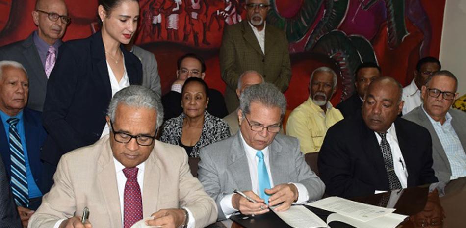 El ministro de Salud, Rafael Sánchez, y el presidente del CMD, Waldo Ariel Suero, firmaron el acuerdo ayer.