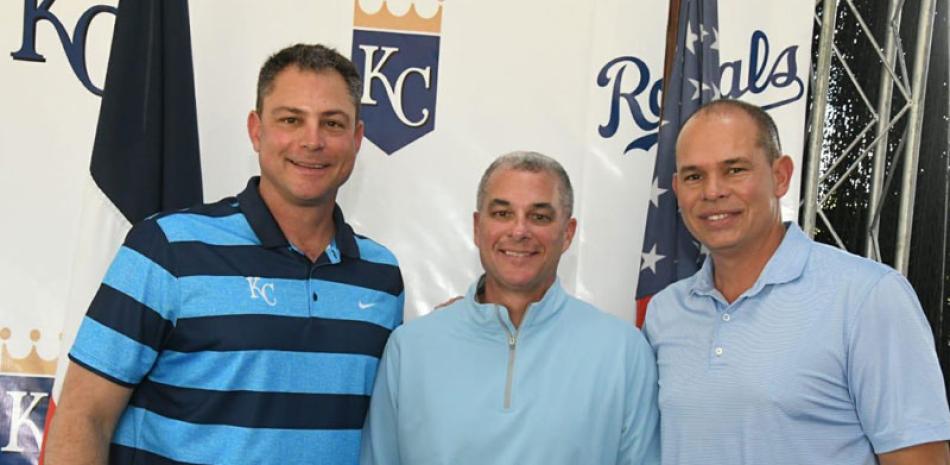 Dayton Moore, a la izquierda gerente general de Kansas durante su visita al complejo de este equipo en que entregó los anillos de campeón.