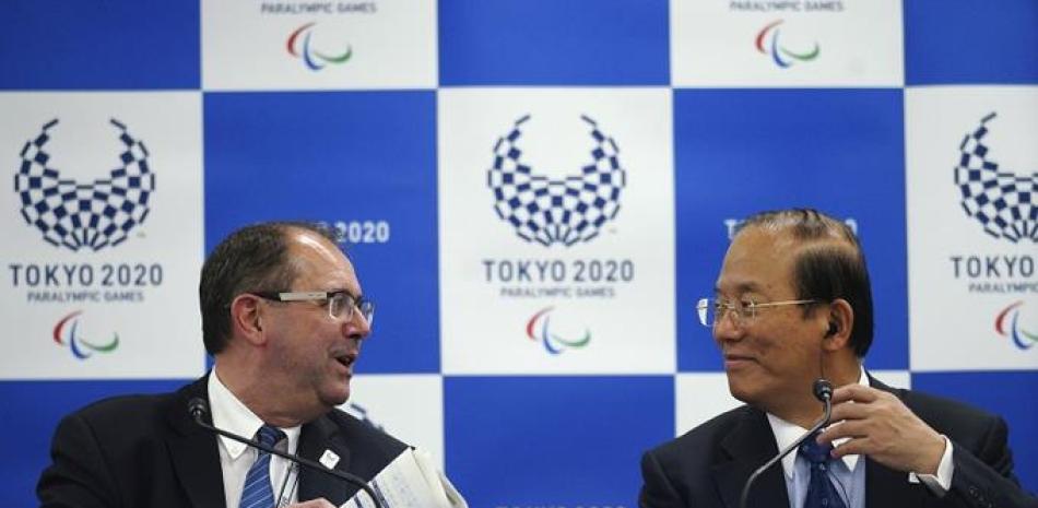 Xavier Gonzalez, a la izquierda, del Comité Paralímpico Internacional, junto a Toshiro Muto, del Comité Organizador de los Juegos Olímpicos de Tokio.