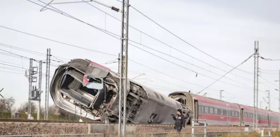 Al menos dos muertos y 30 heridos tras descarrilar un tren de pasajeros en el norte de Italia. / EP