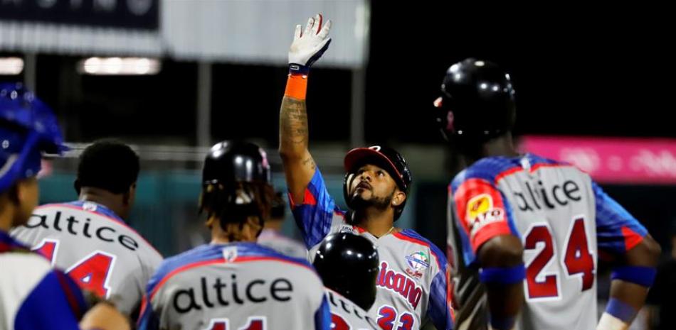 Jordany Valdespin celebra luego de disparar un homerun que pondría en ventaja a República Dominicana. / EFE