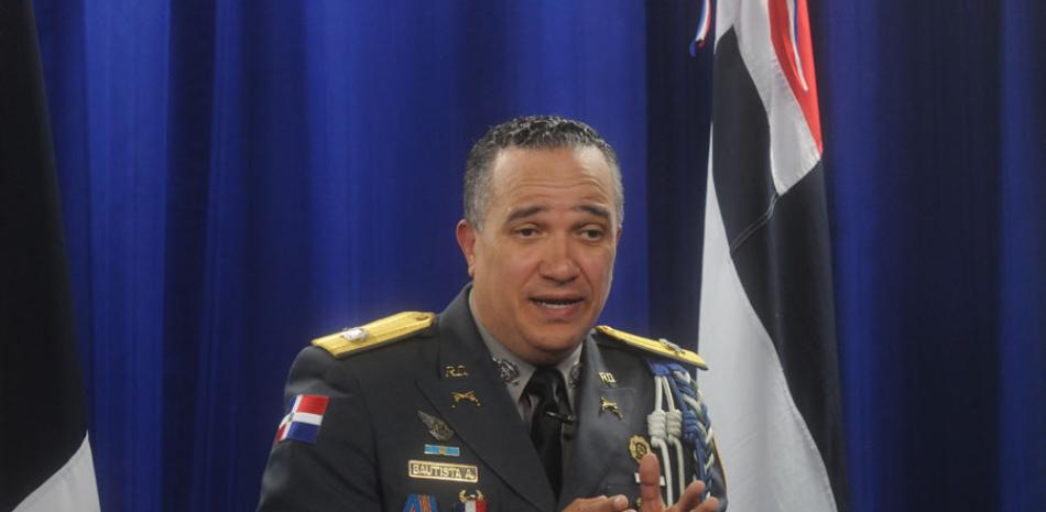 El general Ney Aldrin Bautista explica el suceso ocurrido ayer en una gasolinera de Santo Domingo Este.