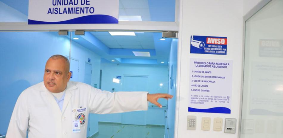El director del hospital militar Ramón de Lara, doctor Ramón Artiles Santamaría, en la Unidad de aislamiento.