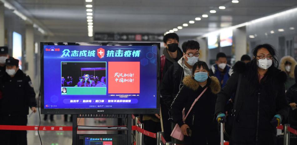 El número de infecciones confirmadas en el brote de coronavirus de China llegó a 28,018 en todo el país con 3,694 casos nuevos reportados. /AFP