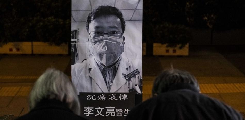Personas rinden homenaje a la memoria de Li Wenliang, quien fue silenciado por la policía por ser de los primeros en advertir sobre el coronavirus, en Hong Kong, el 7 de febrero de 2020. (Lam Yik Fei/The New York Times)