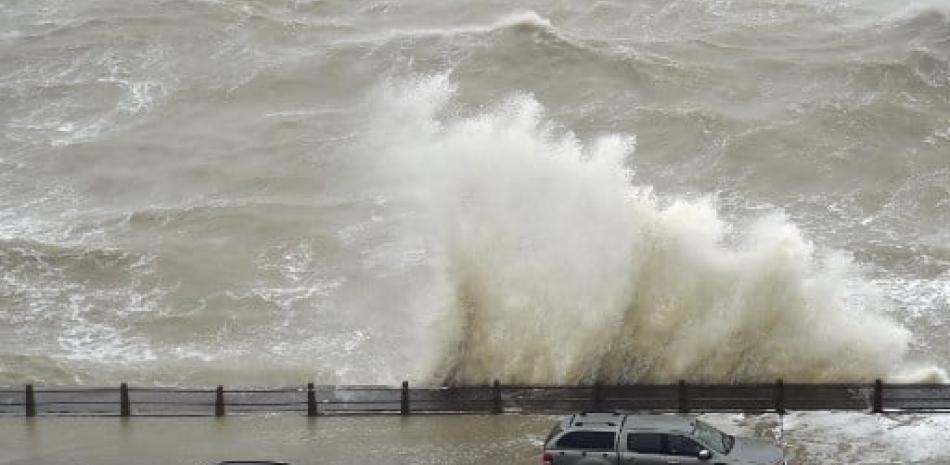 Las olas rompen sobre el faro de Newhaven en la costa sur de Inglaterra el 9 de febrero de 2020, cuando la tormenta Ciara barrió el país. AFP